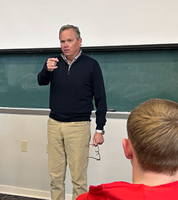 The 2019 National League Manager of the Year was on campus as the keynote speaker for the program&rsquo;s First Pitch Banquet.