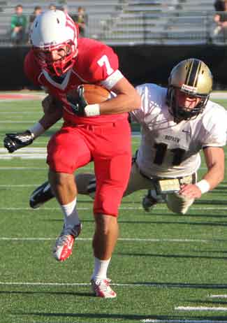 Jon Laird with a sideline catch in last year's Bell win.