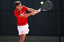 Alonso Sánchez es miembro del equipo de tenis de Wabash durante dos años y fue seleccionado con Mención de Honor All-NCAC en 2022.