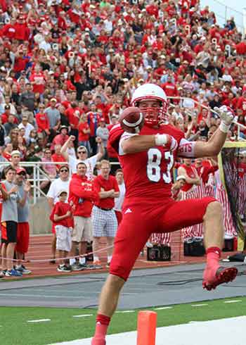 Dickerson bobbles but hauls in the ball for the Wabsh score.