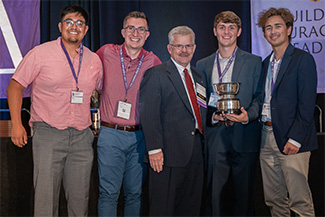 Los miembros del capítulo Phi Gamma Delta de Wabash aceptan el Jordan Bowl de la oficina nacional.  Este honor se otorga al capítulo de pregrado clasificado como el que tiene la beca relativa más alta entre todos los capítulos del año anterior.