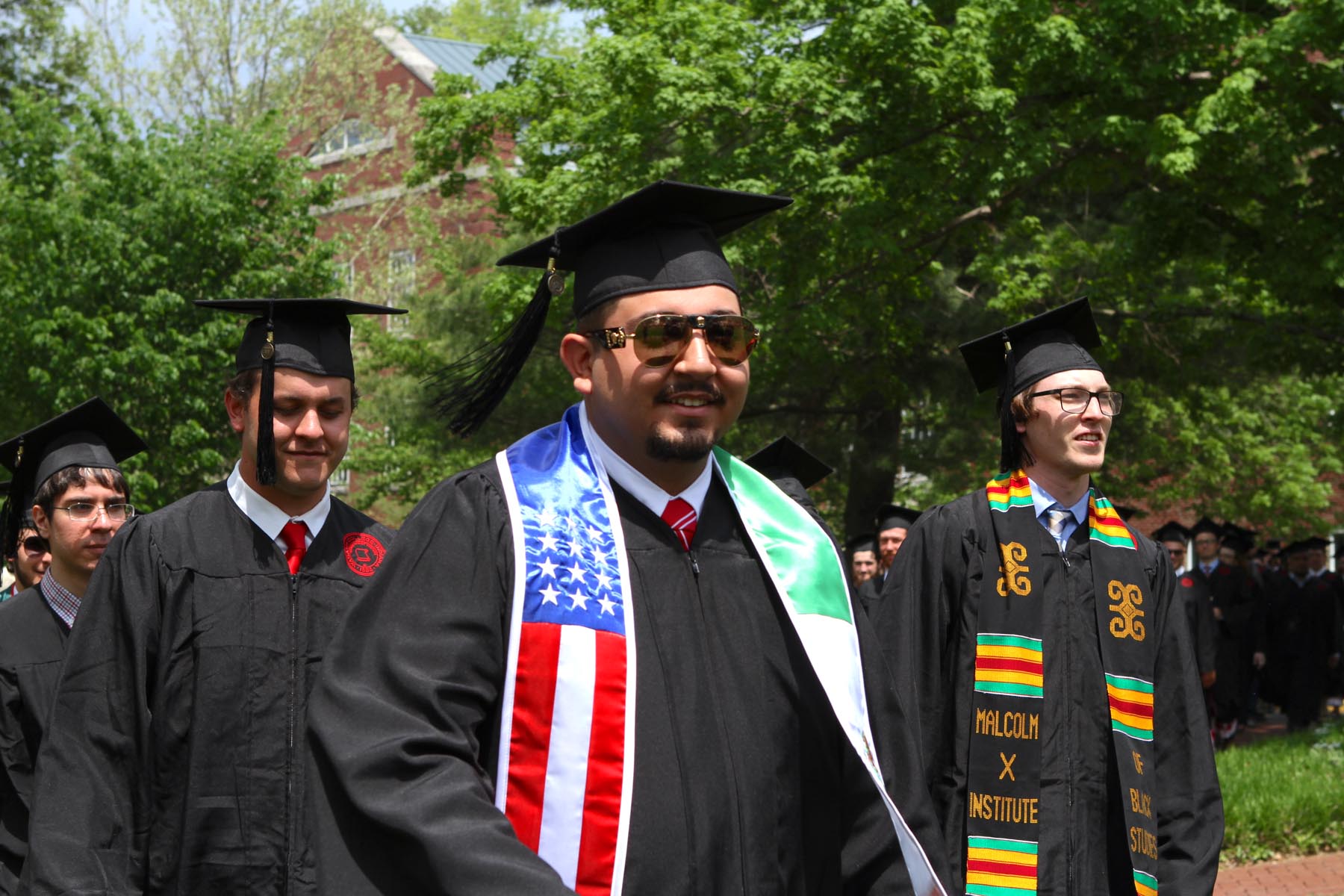 Luis Amaro ’22 (center)