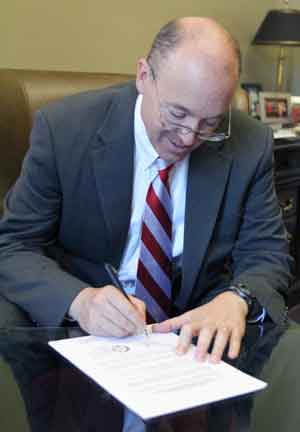 President Hess signs agreement with UNHEVAL