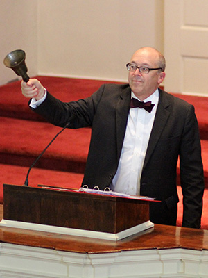 President Hess rings In the Class of 2020.