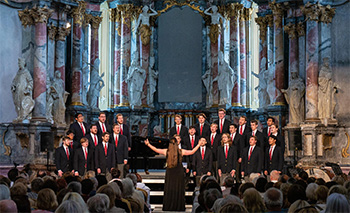 Wabash College Glee Club uzstājas savas 2023. gada Baltijas turnejas laikā Sv.Katrīnas baznīcā Viļņā, Lietuvā.  Kamer atrodas augšējā rindā, trešais no kreisās puses.  (Foto Andrew Day)