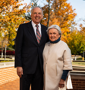 Giant Steps Campaign co-chairs Paul Woolls ’75 and Betty O’Shaughnessy Woolls.